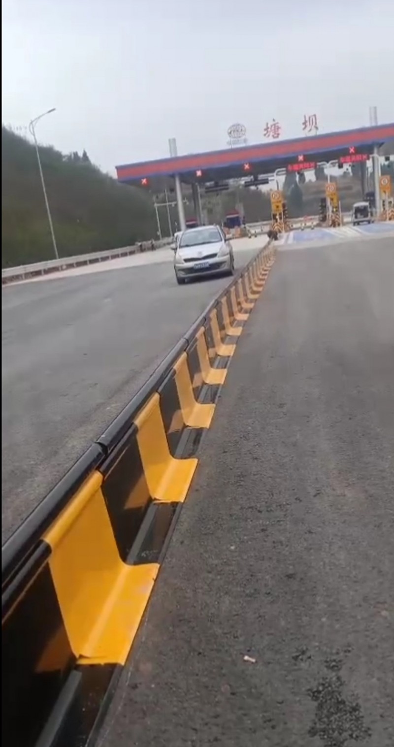 高速公路改扩建交安设施A级移动钢护栏临时防撞钢护栏