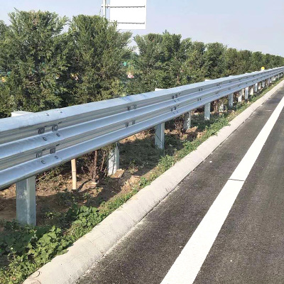 镀锌喷塑高速公路波形护栏板 双波波形护栏板 安全防护护栏板