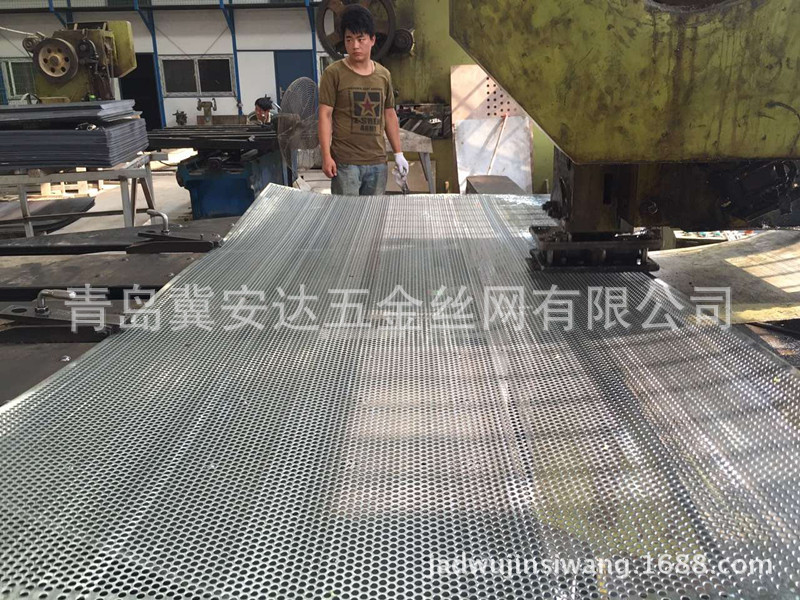 冲孔网生产中