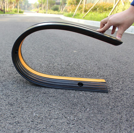 橡胶线槽橡胶减速带停车场道路交通公路穿线板汽车缓冲带交通设施