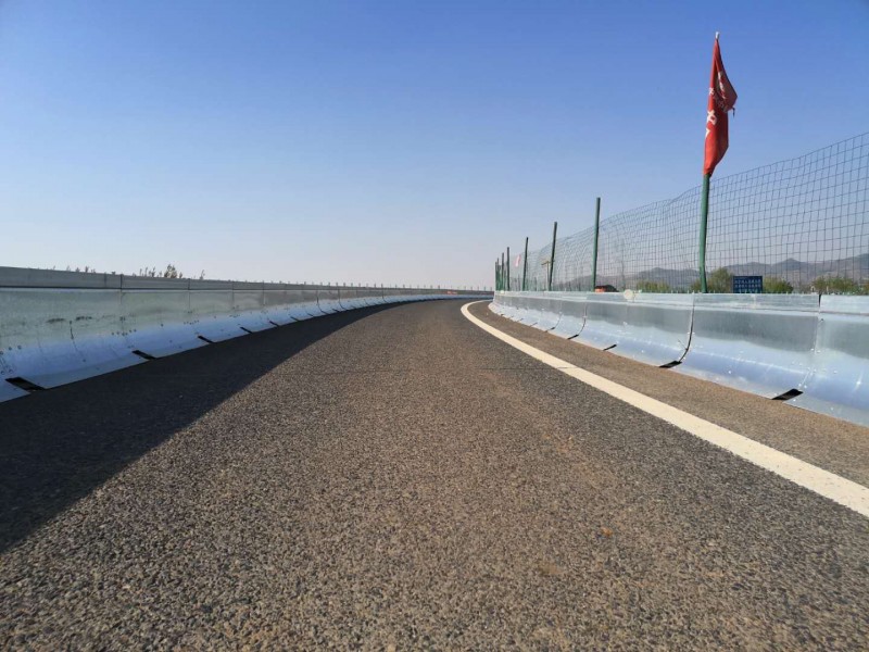 山东奥邦A级移动钢护栏高度600mm用于高速公路改扩建临时交安设施