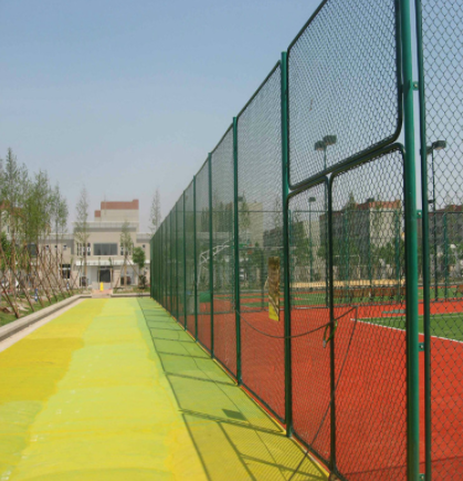 厂家批发镀锌防护隔离网定制低碳钢丝足球场篮球场网球场隔离网