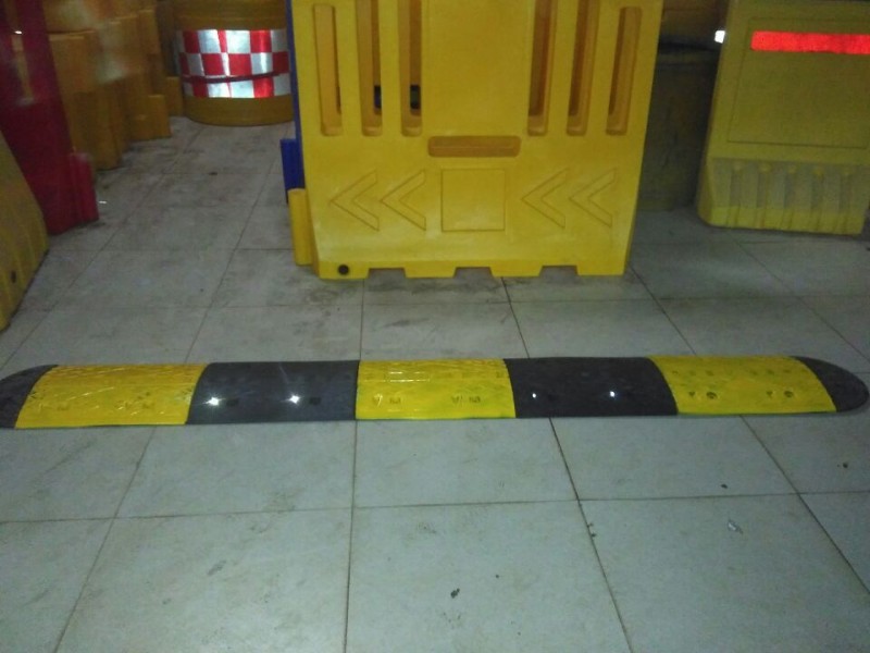 抗压减速带 橡胶减速带 公路专用减速带 减速路拱 减速坡