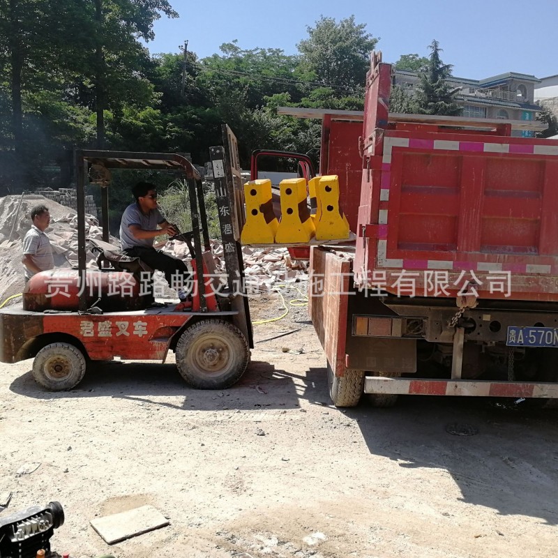 水泥隔离墩水泥防撞墩水泥墩新泽西护栏贵阳厂家直销虚假赔十