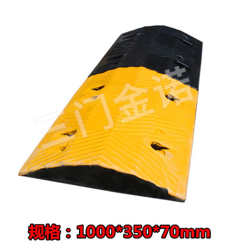 交通设施厂供应橡塑减速带5cm 高强度工业橡胶一体成型橡胶减速板