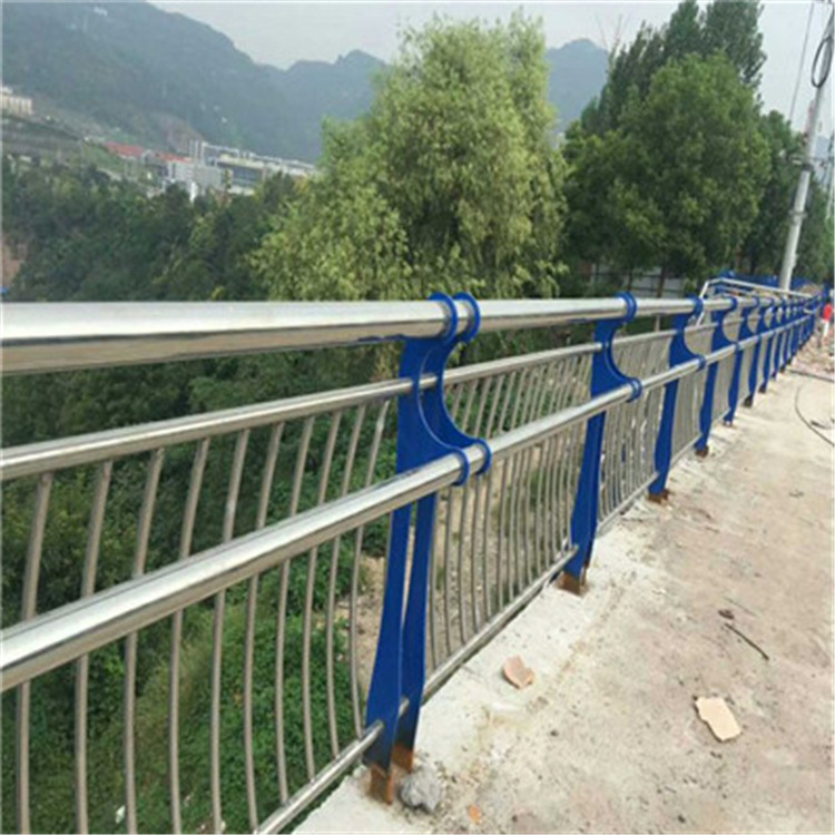 加工定制 不锈钢碳素复合管防撞隔离护栏 不锈钢河道护栏栏杆