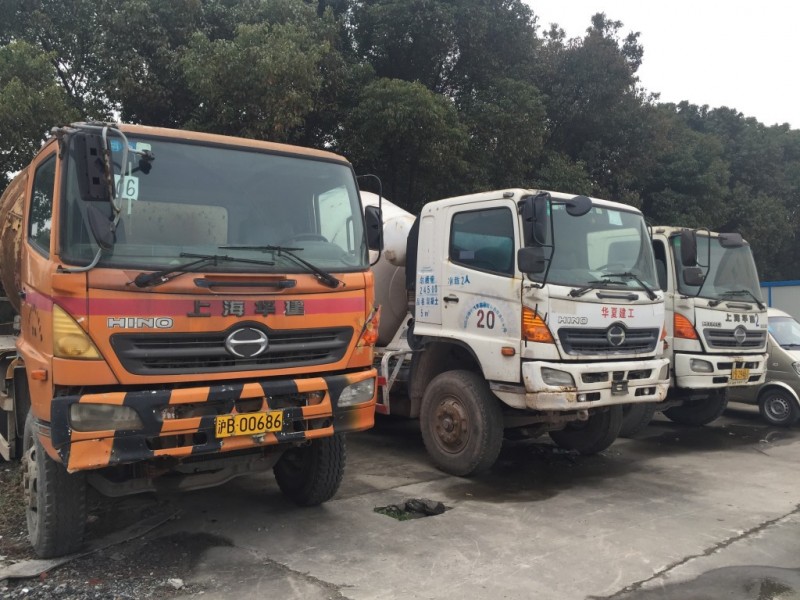 转让二手搅拌车，日野罐车，日野搅拌车，日野混凝土罐车
