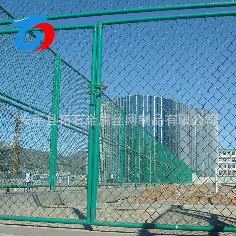 厂家定制足球场体育场围栏网铁丝勾花护栏网围栏运动球场防护围网