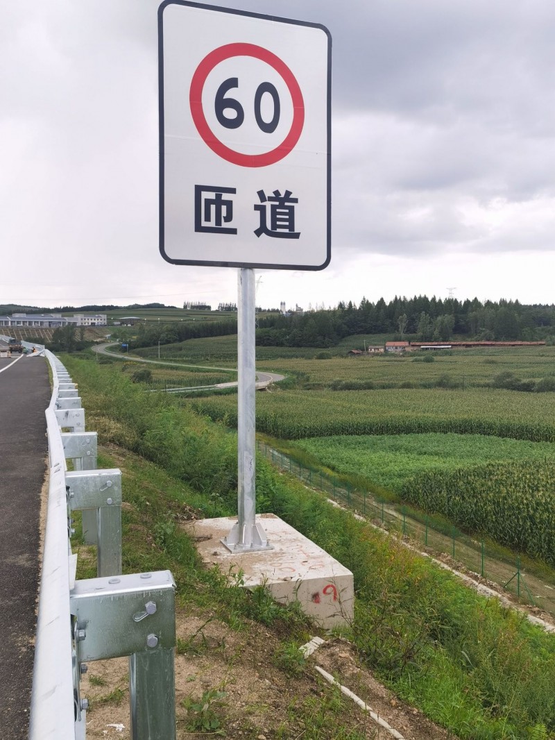 专业制作道路用各种规格标志杆质优价廉，工期快。