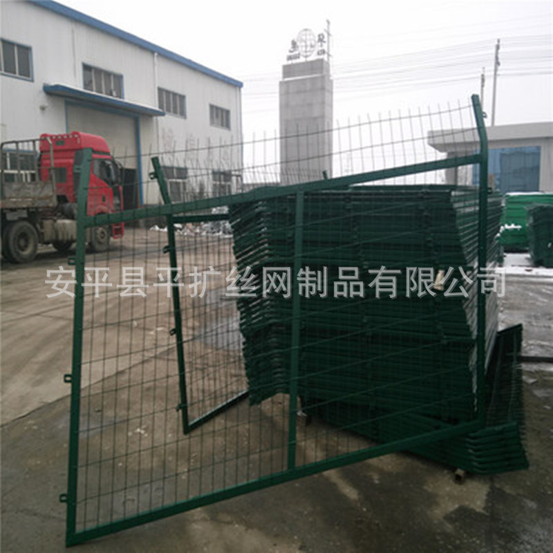 加工定制8002标准铁路防护栅栏钢筋混凝土护栏网铁路沿线防爬网