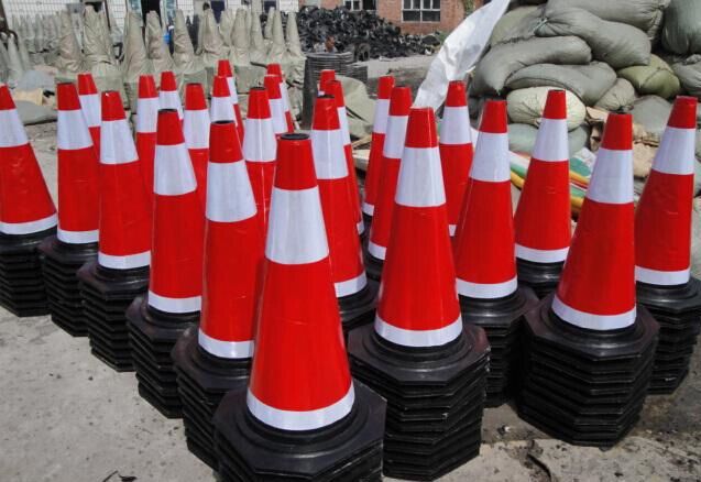 70公分橡胶路锥 路障锥形桶交通设 施路桩隔离墩 立柱雪糕桶