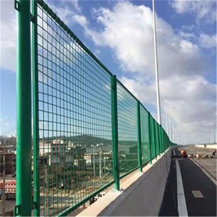 双边丝护栏网高速公路隔离护栏养殖铁丝网围栏果园铁路防护围网