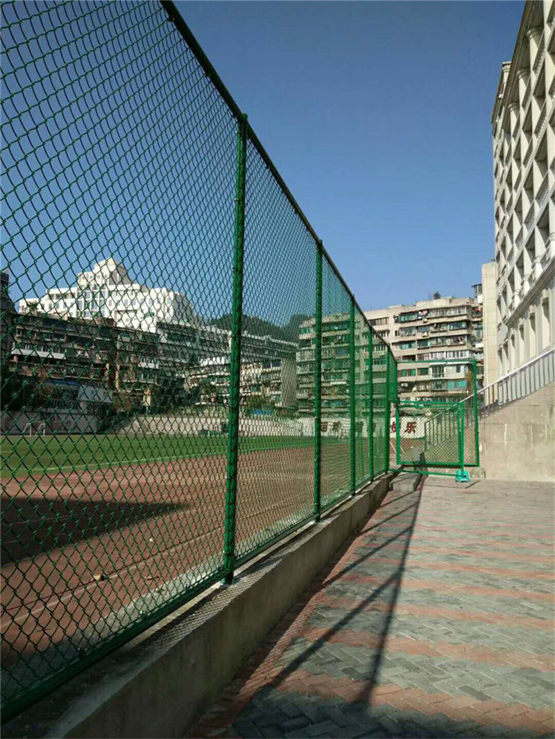 球场围网.jpg