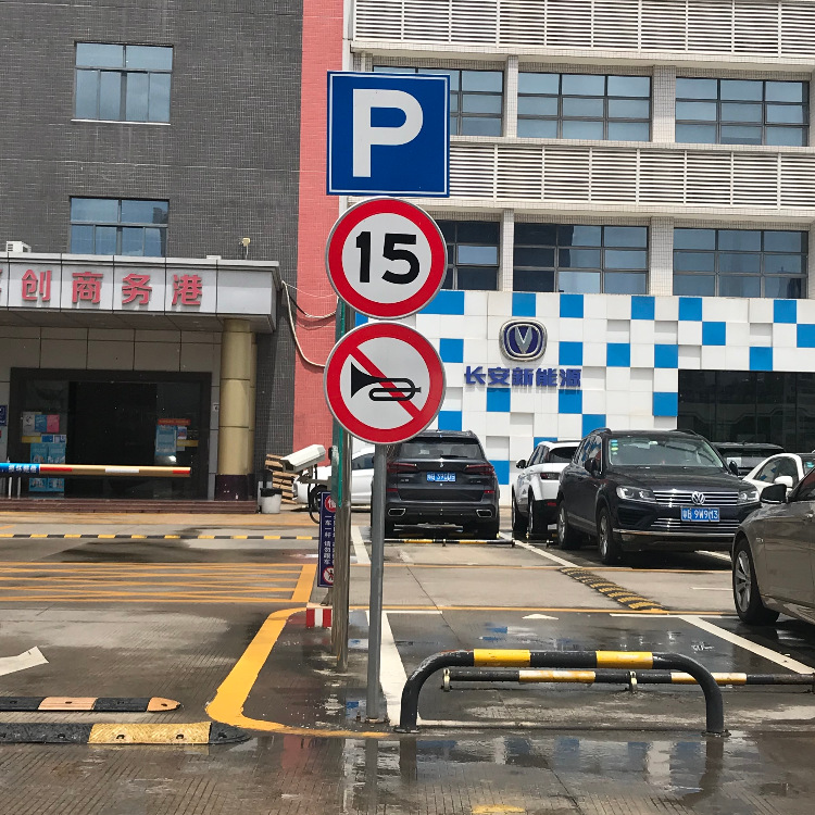 城市街道交通蓝底反光标识限速提示危险道路指示不锈钢箭头指示牌