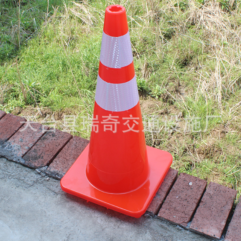 禁止停车桩警示牌告示牌塑料反光路锥请勿泊车方锥交通路障雪糕筒