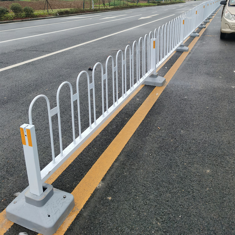 厂家供应市政U型隔离栏镀锌钢防护栏公路护栏道路护栏京式M型护栏