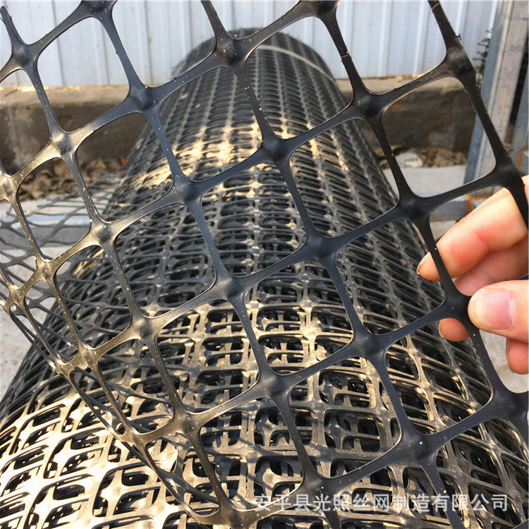 双向土工格栅黑色塑料圈地网养鸭隔离栅网路面加筋格栅网果园围栏