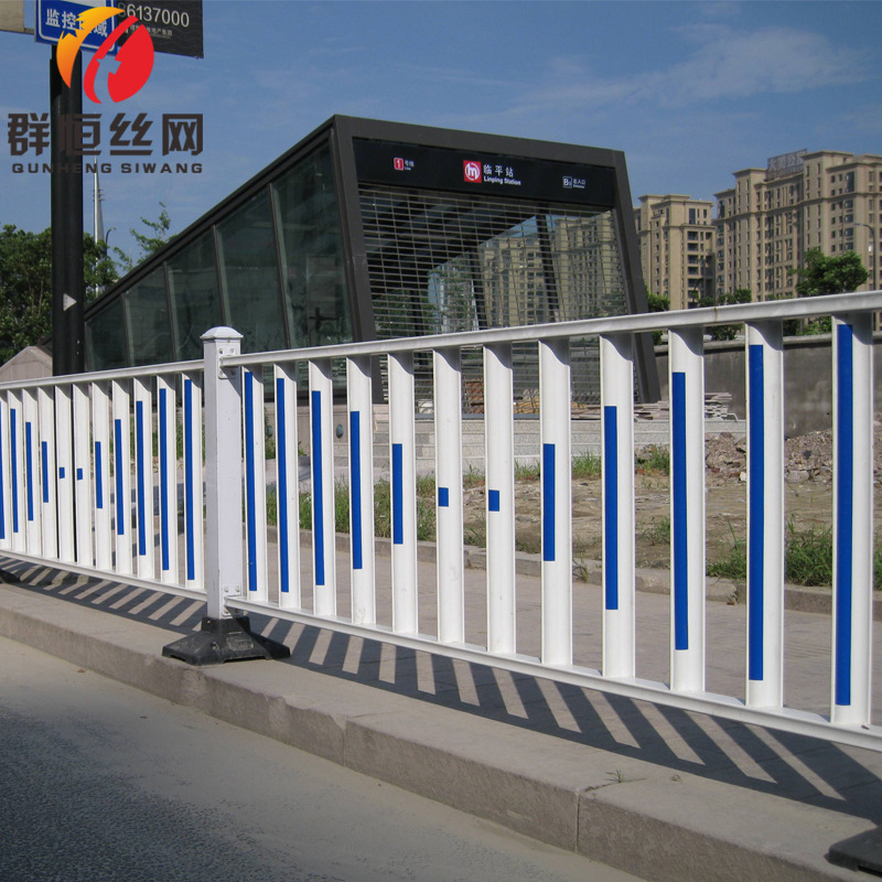 市政道路护栏交通设施安全隔离护栏公路锌钢栏杆城市防撞围挡厂家