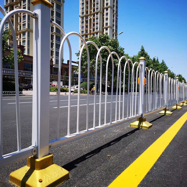 青岛市政道路护栏隔离栏马路交通围栏栅栏公路栏杆锌钢隔离防护栏
