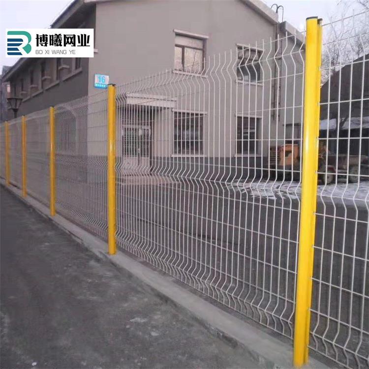 厂家供应桃型柱护栏网 三道弯桃形柱护栏网 三角折弯桃型柱防护网