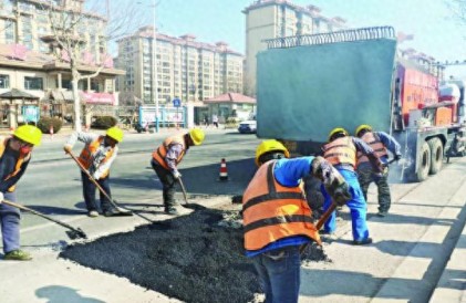 “公路医生”上岗，修复道路坑洼